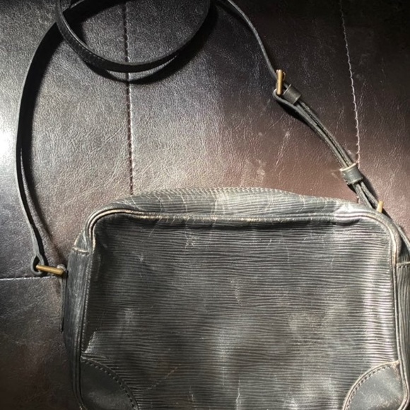 Louis Vuitton Epi Leather Crossbody - Picture 3 of 8